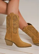 Bota texana color tostado con bordados y apliques de strass, taco de madera y punta fina. Diseño clásico western con detalles brillantes.