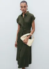 Vestido camisero midi color verde oliva, con cuello camisero, mangas cortas con dobladillo, cierre frontal con botones y cinturón de lazo.