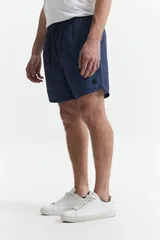 Short de baño estampado con cintura elástica, cordón ajustable, dos bolsillos laterales y uno trasero. Confeccionado en tela ligera de secado rápido y logo bordado.