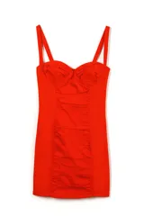Vestido corto rojo elastizado tipo tubo con copa y detalle de plisado en la delantera. Cierre invisible en la espalda.