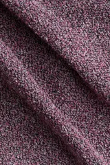 Pollera midi entallada de punto suave color lila con detalle fruncido en la parte delantera.