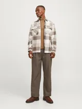 Sobrecamisa a cuadros grandes color marrón, beige y blanco, de manga larga, con cierre de botones y dos bolsillos con botón en el pecho.