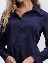 Camisa blanca de satén, marca Tahari. Cuello con solapa y escote en V. Abertura central con botones. Manga larga con puño y botón.