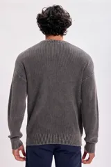 Sweater gris oscuro de punto fantasía con cuello redondo y mangas largas.