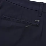 Short negro de vestir, con bolsillos laterales y traseros, trabillas para cinturón y cierre con botón.