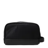 Neceser rectangular negro con base de cuero sintético, cierre superior y logo de la marca en relieve.