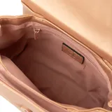 Cartera bandolera color rosa gold, con solapa y diseño acolchado en símil cuero. Tiene correa regulable y asa fija, herrajes plateados, bolsillo interno con cierre, bolsillo externo abierto y compartimento principal con interior de tela de algodón y poliéster.