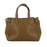 Cartera de cuero sintético color tostado con correa larga y corta y detalle de hebilla.