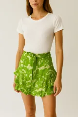 Short verde con estampado floral, volados y lazo en la cintura.