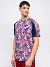 Remera de entrenamiento azul marino con detalles en blanco y rojo en los hombros y mangas. Incluye el logo de Umbro y el escudo del Club Nacional de Football en el pecho.