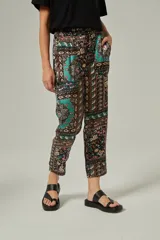 Pantalón cropped de viscosa con estampado multicolor y cintura alta con elástico.