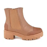 Bota casual de cuero color tostado, con elásticos laterales y cierre en la parte trasera. Tiene plataforma y suela track.