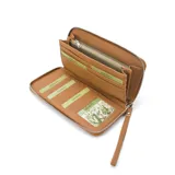 Billetera larga negra con cierre perimetral y placa metálica con logo. Posee múltiples compartimentos internos para tarjetas y documentos, además de un bolsillo con cierre interior. Incluye correa de mano desmontable.