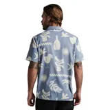 Camisa celeste con estampado de motivos playeros en blanco, de manga corta y corte recto.