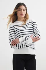 Sweater de algodón color blanco con rayas horizontales azul marino y botones decorativos en el hombro.