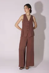 Pantalón palazzo color marrón de tiro alto y pierna ancha.