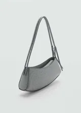 Bolso tipo baguette color gris con textura tipo piel de avestruz, asa corta y cierre de cremallera.