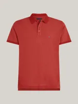 Chomba Tommy Hilfiger color ladrillo, de corte regular, con cuello clásico, cartera de tres botones y logo bordado en el pecho.