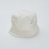 Sombrero tipo bucket color blanco con estampado de cerezas.