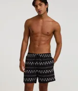 Bermuda de baño masculina de microfibra, color negro, con cintura elástica ajustable mediante cordón y bolsillos laterales. Presenta un estampado repetitivo de palmeras blancas en franjas horizontales.