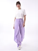 Pantalón palazzo lila con cintura elastizada y aberturas frontales.