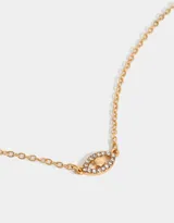 Collar de cadena corta dorada con dije de ojo con strass, con cierre de mosquetón.