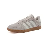 Zapatillas Adidas Breaknet Sleek color gris claro con las tres tiras laterales blancas y suela marrón.