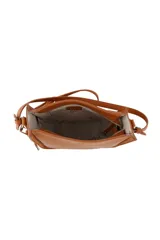 Cartera cuadrada color marrón con correa al hombro y cierre interno.