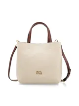Cartera tote color crema con detalles en marrón, de cuero. Tiene doble asa corta, correa larga extraíble y logo metálico dorado.