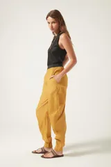 Pantalón jogger negro de nylon con elástico ancho en la cintura, puños elásticos ajustables y lazos laterales para fruncir.