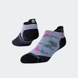 Medias deportivas tipo tab (corte bajo con lengüeta en el talón) con diseño estampado en tonos celeste, rosado y negro. Presentan tecnología INFIKNIT™, amortiguación liviana, soporte de arco y la inscripción "FEEL360" en la puntera.