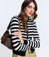 Cardigan de punto con cuello redondo, mangas largas, abotonado delantero y estampado de rayas horizontales en blanco y negro.
