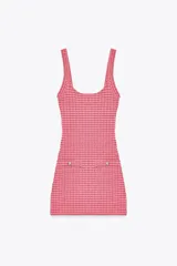 Vestido corto de tejido elástico color rosa con textura tweed. Tiene escote redondo, tirantes anchos y falsos bolsillos con botón en el delantero.