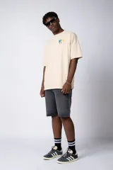 Remera negra de corte oversize con estampado en el pecho que reinterpreta la obra de Claude Monet.