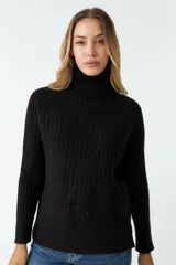Sweater negro de punto con cuello alto y mangas largas.
