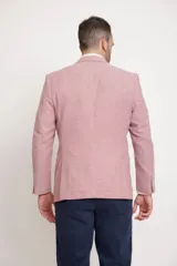 Blazer beige de corte slim fit, con solapas de muesca, cierre de dos botones, dos bolsillos delanteros con solapa y un bolsillo de parche en el pecho con pañuelo de bolsillo estampado.