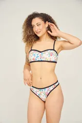 Conjunto de bikini estampado con flores en tonos naranja, rosa y celeste, con contorno y tirantes negros.