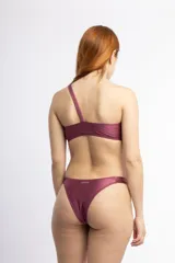 Bombacha de bikini vedetina color borgoña, con lycra en los laterales.