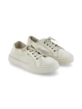 Zapatillas bajas color beige claro, con cordones y suela plana. Fabricadas en España con algodón orgánico.