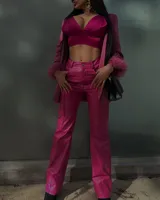Blazer rosa forrado con mangas 3/4 y detalle de plumas en los puños. Tiene solapas y bolsillos frontales.