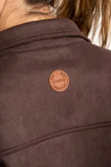 Sobrecamisa color verde militar, de corte oversize, con cuello camisero, cierre frontal con botones y bolsillos de parche en el pecho. Confeccionada en gamuza de cuero vegano.