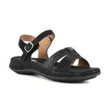 Sandalia baja de cuero sintético color negro, con tira delantera con textura y tira trasera con hebilla.
