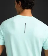 Remera deportiva celeste de poliéster y elastano, con cuello redondo, mangas cortas y tecnología dry fit.