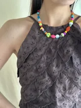 Collar corto de cuentas de plástico de colores con cierre de mosquetón.
