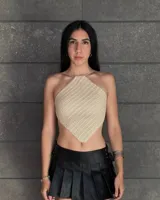 Top tejido al crochet color beige, con corte geométrico y tirantes finos.