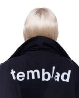 Campera bomber de jean azul con cuello de cuero negro y puños de algodón.