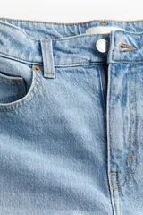 Short de jean celeste de tiro alto, con cinco bolsillos y cierre con botón.