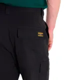 Pantalón cargo de hombre, color negro, corte recto, con bolsillos laterales tipo parche con solapa y bolsillos traseros con solapa. Fabricado en tejido de algodón resistente.