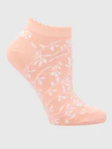 Calcetín corto de mujer color salmón con estampado de hojas blancas. El borde superior es festoneado.