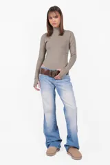 Body manga larga color beige, de punto roma, con cuello alto y mitones en los puños.